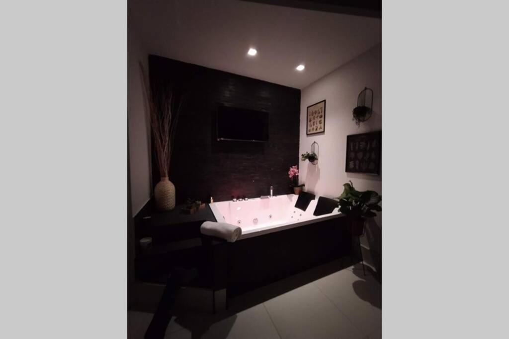 Elegante Open Space Con Vasca Idromassaggio A Trastevere Bagian luar foto